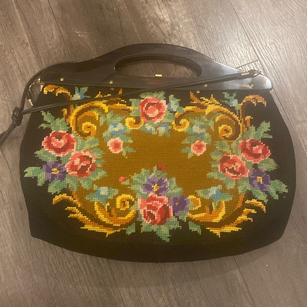 Satin lining
Tapestry 50s purse, floral tapestry fabric